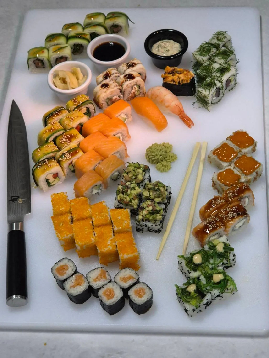 Veliki sushi plato sa raznim rolnicama