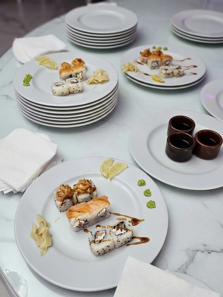 Sushi tanjiri spremni za posluženje